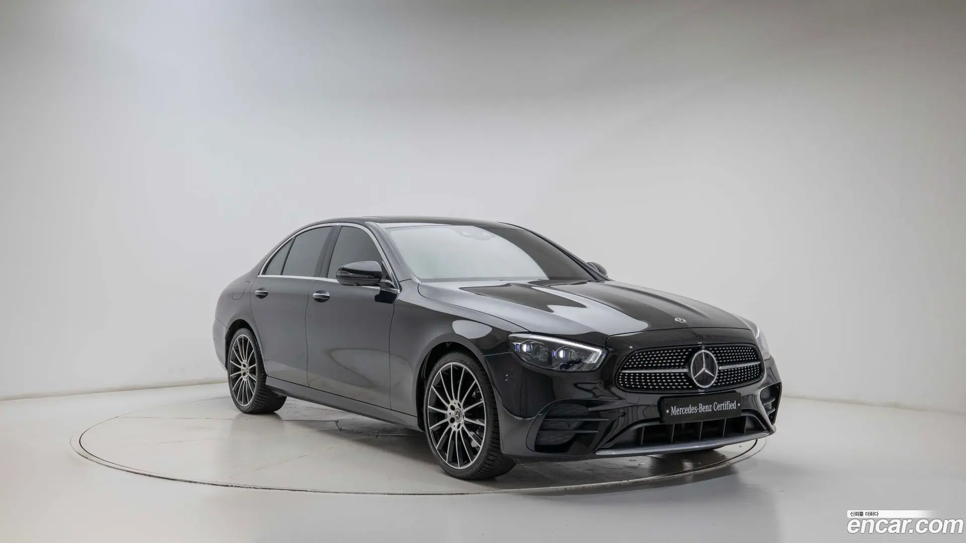 Main__Slider__Photo:E-Class Mercedes-Benz 2022.6-1