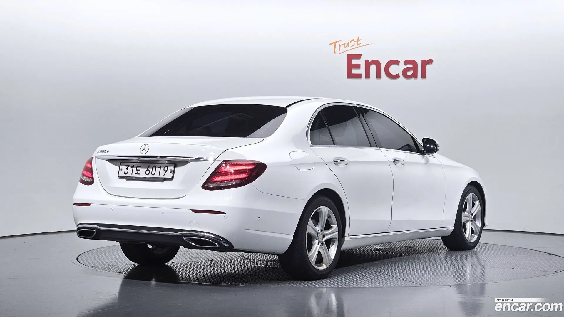 Main__Slider__Photo:E-Class Mercedes-Benz 2016.11-1