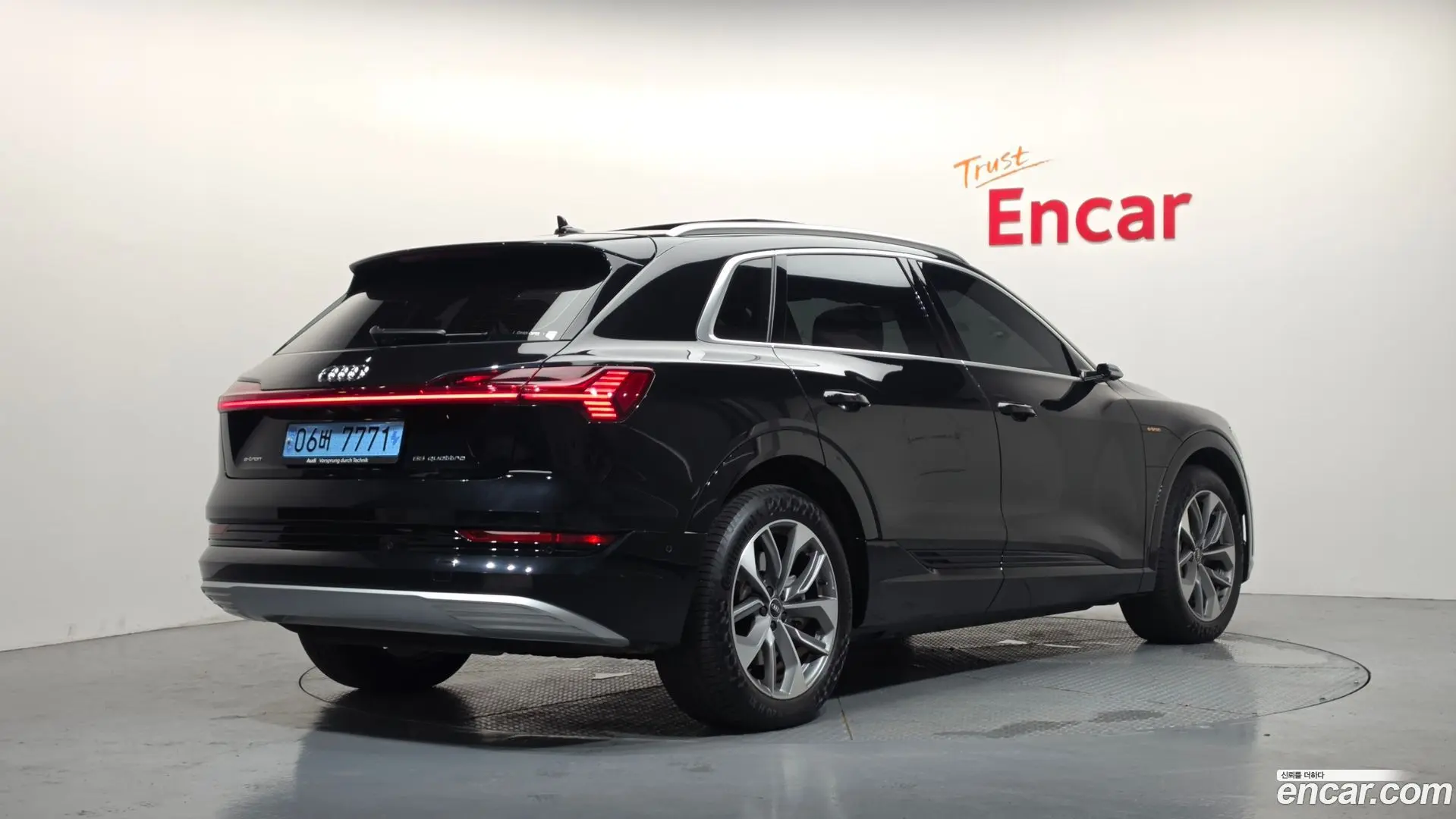 Main__Slider__Photo:e-tron Audi 2021.11-1