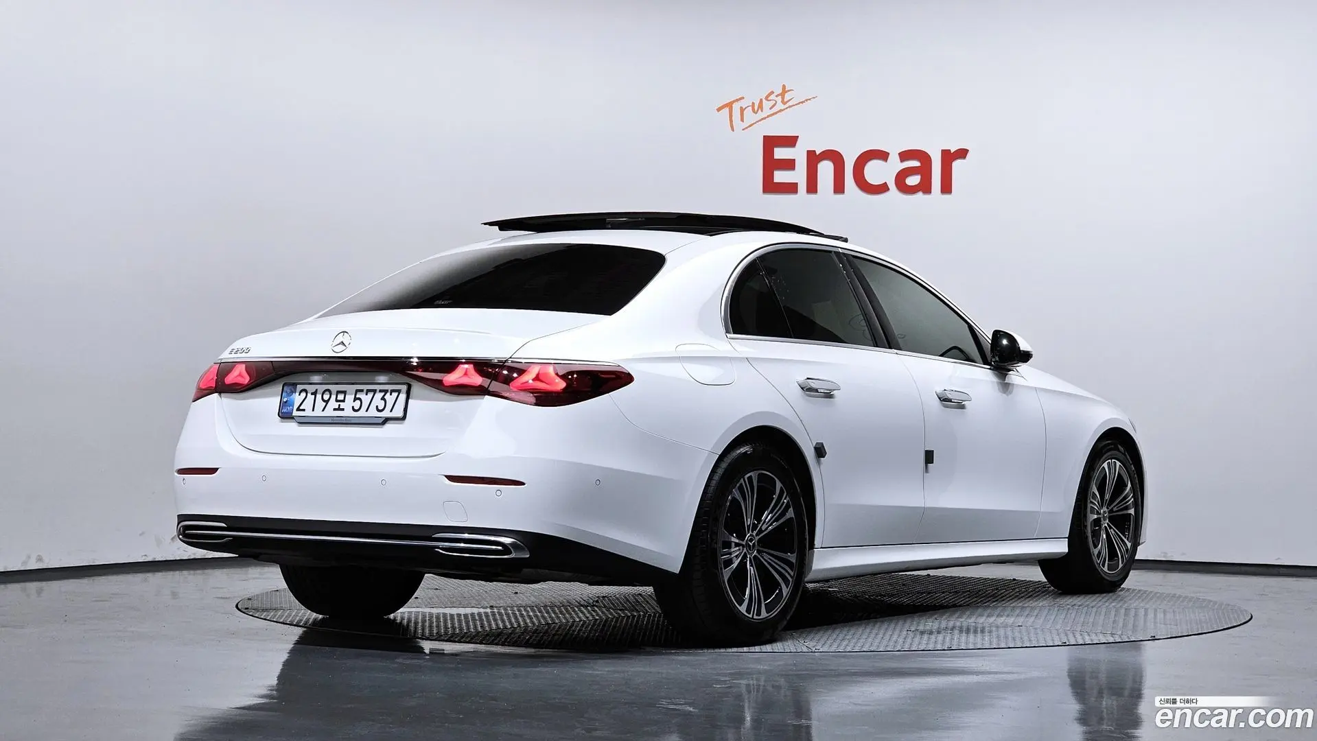 Main__Slider__Photo:E-Class Mercedes-Benz 2024.9-1