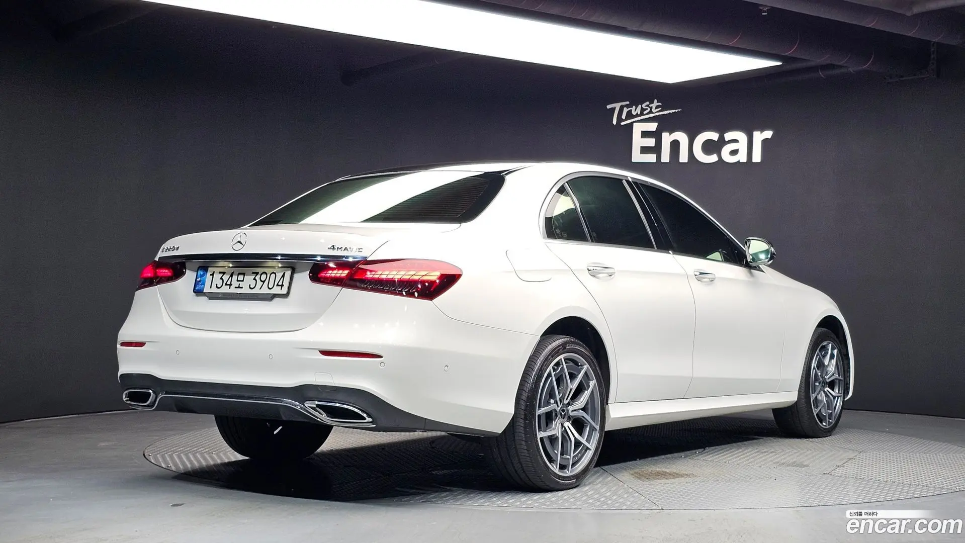 Main__Slider__Photo:E-Class Mercedes-Benz 2022.0-1