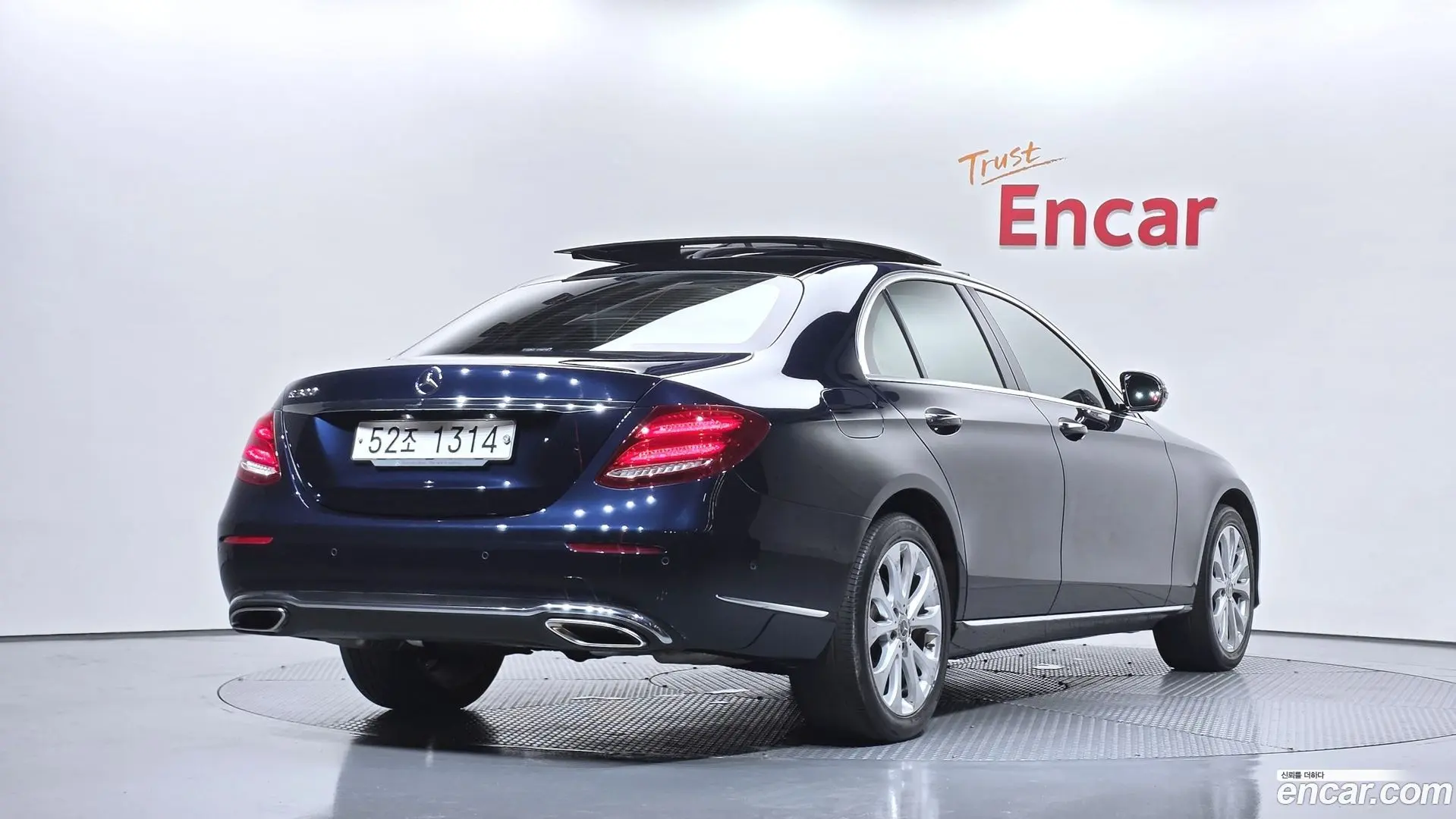 Main__Slider__Photo:E-Class Mercedes-Benz 2019.5-1