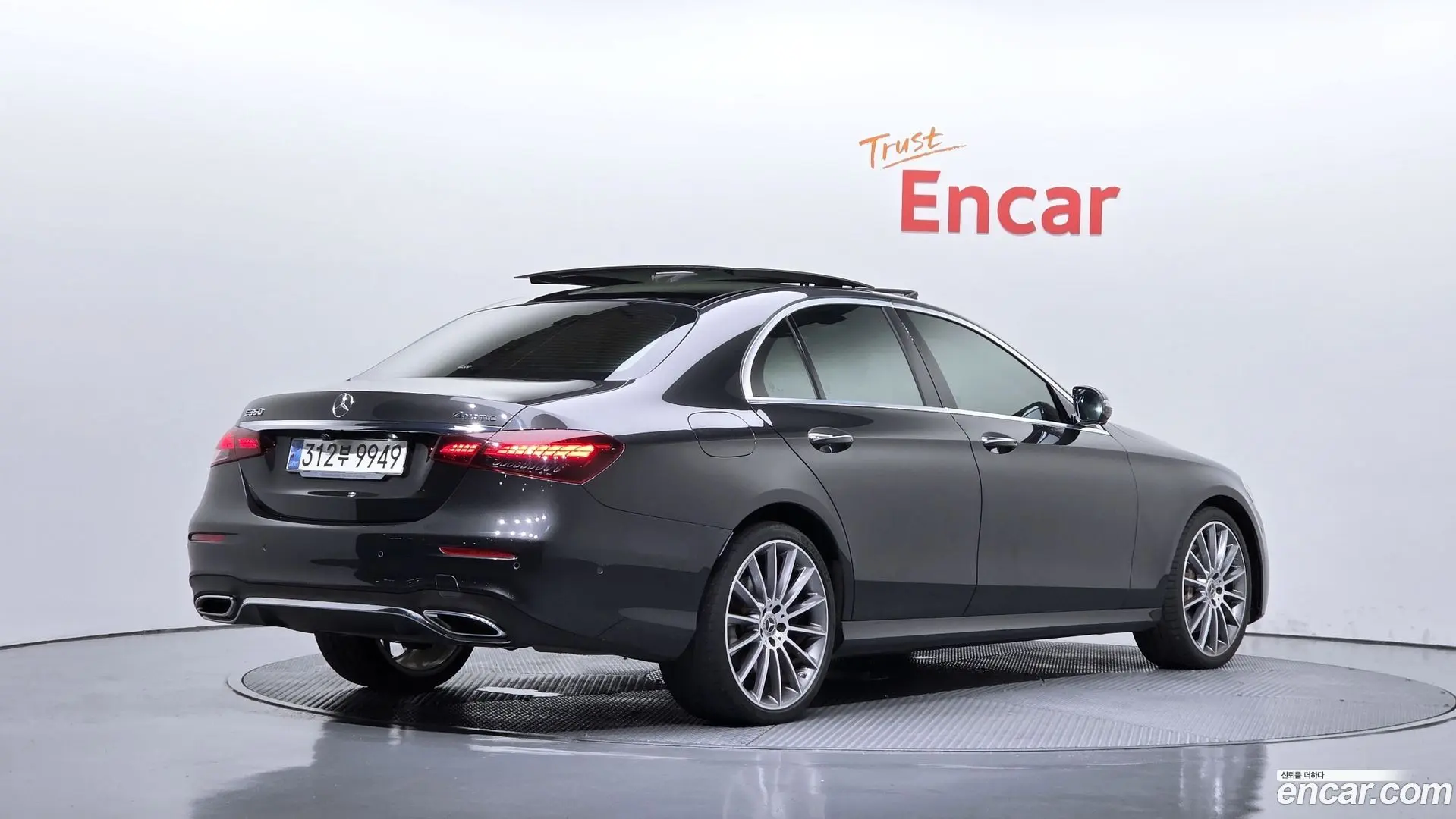 Main__Slider__Photo:E-Class Mercedes-Benz 2021.6-1