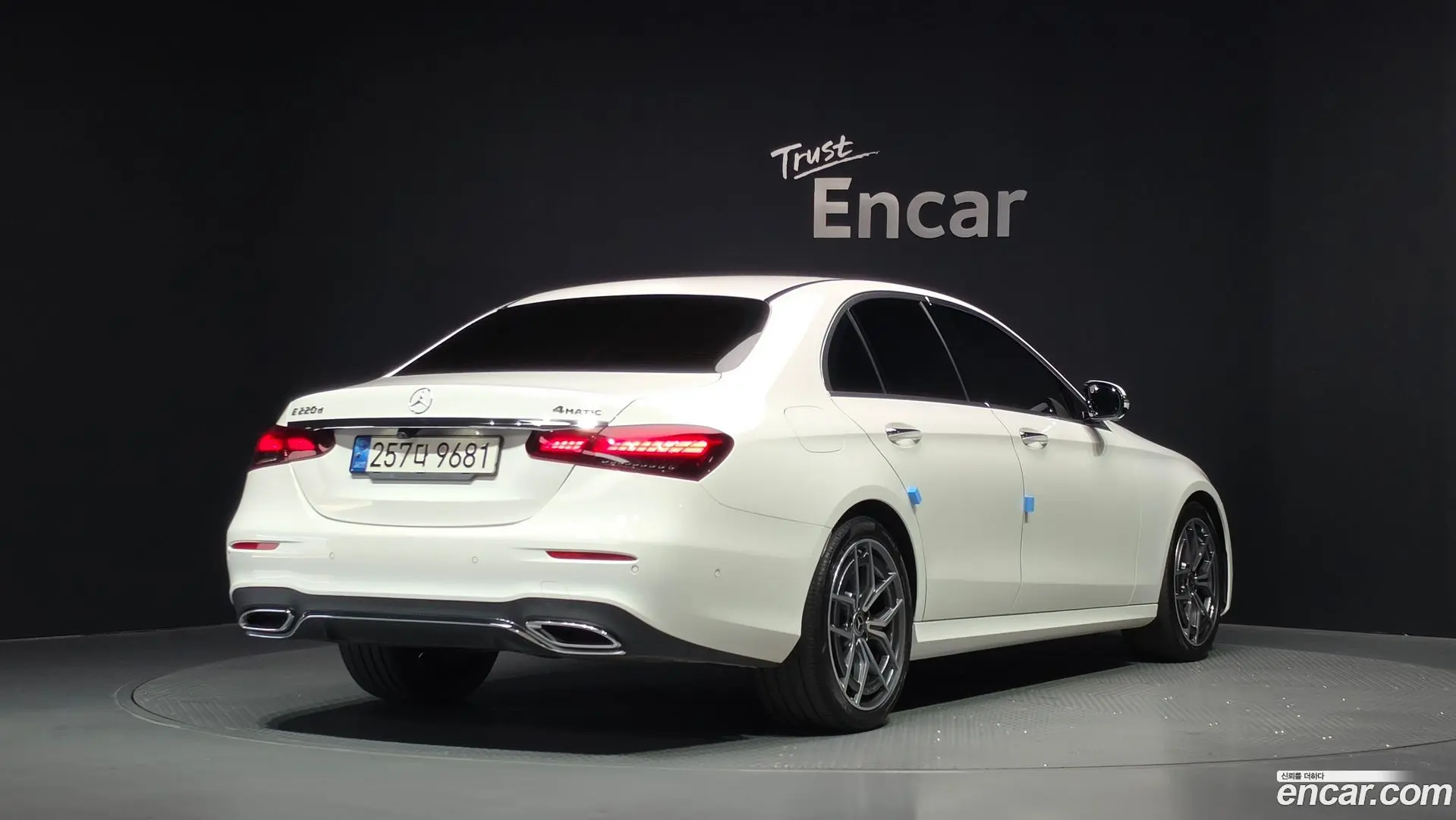 Main__Slider__Photo:E-Class Mercedes-Benz 2022.3-1