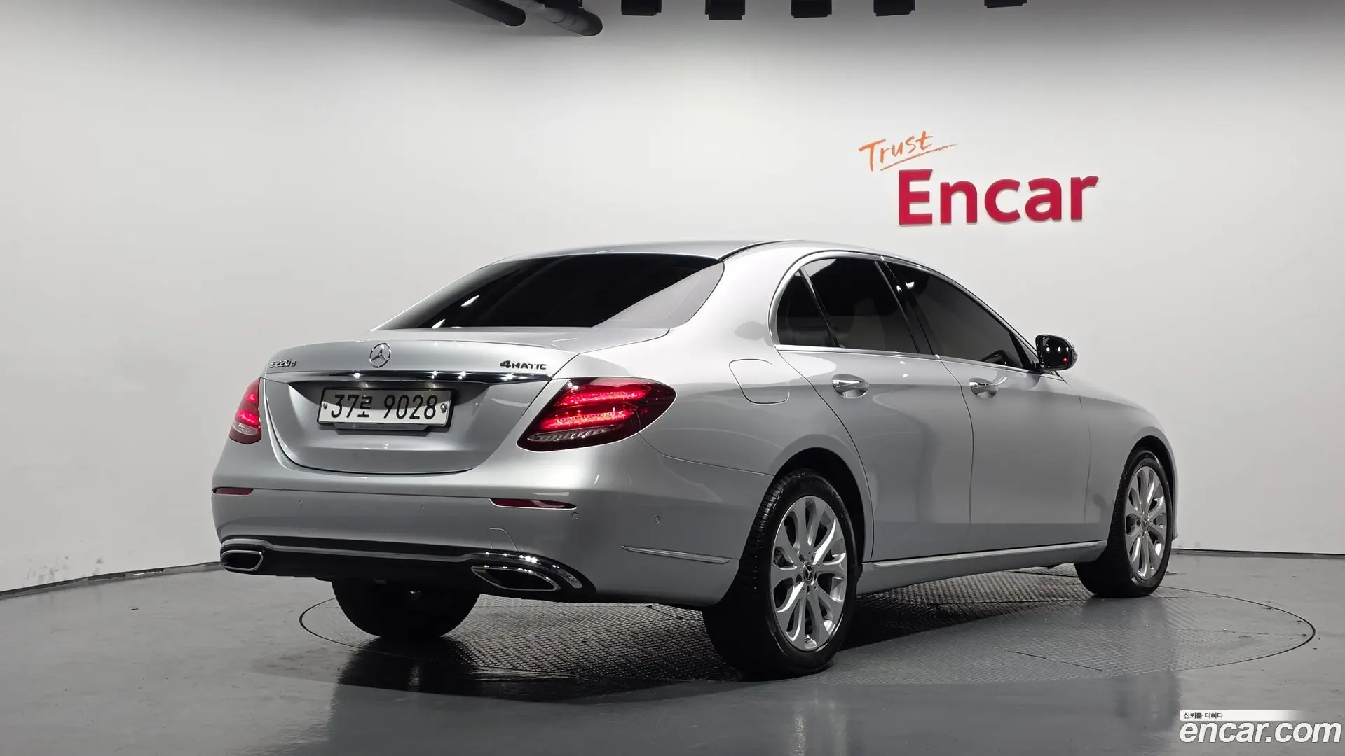 Main__Slider__Photo:E-Class Mercedes-Benz 2017.9-1
