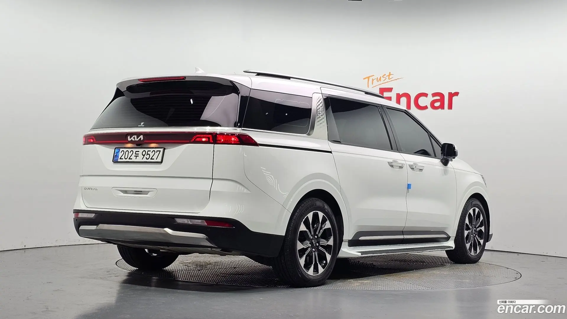 Main__Slider__Photo:Canival Kia 2023.8-1