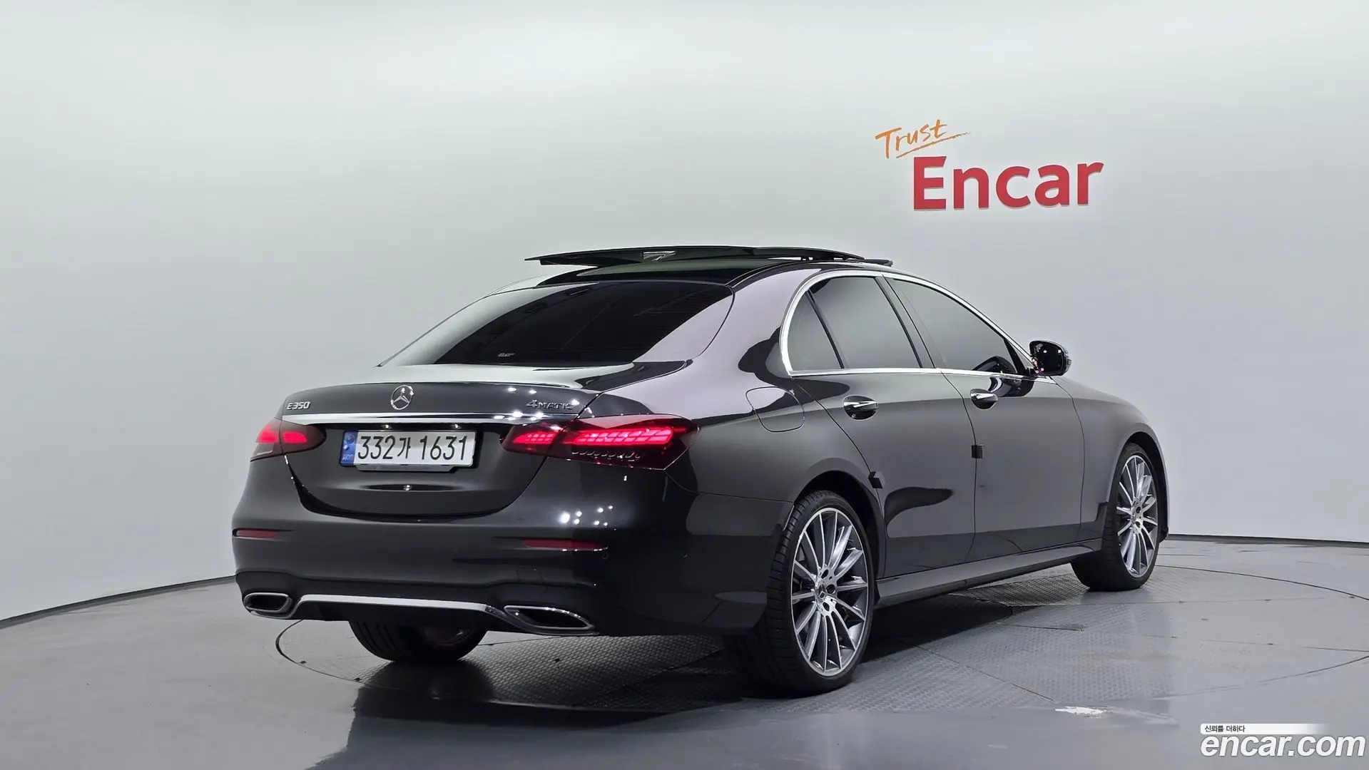 Main__Slider__Photo:E-Class Mercedes-Benz 2022.8-1