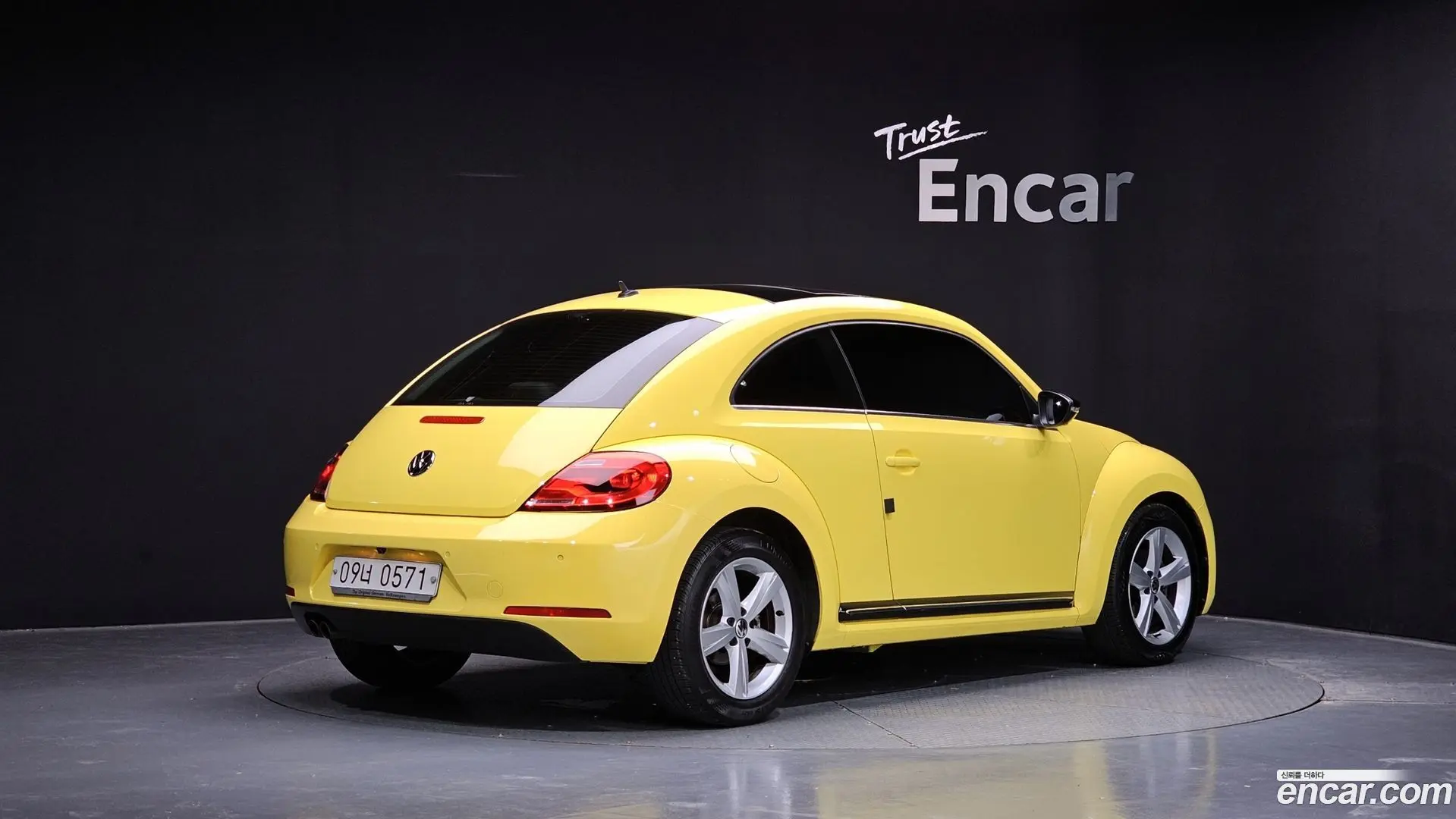 Main__Slider__Photo:Beatle Volkswagen 2015.10-1