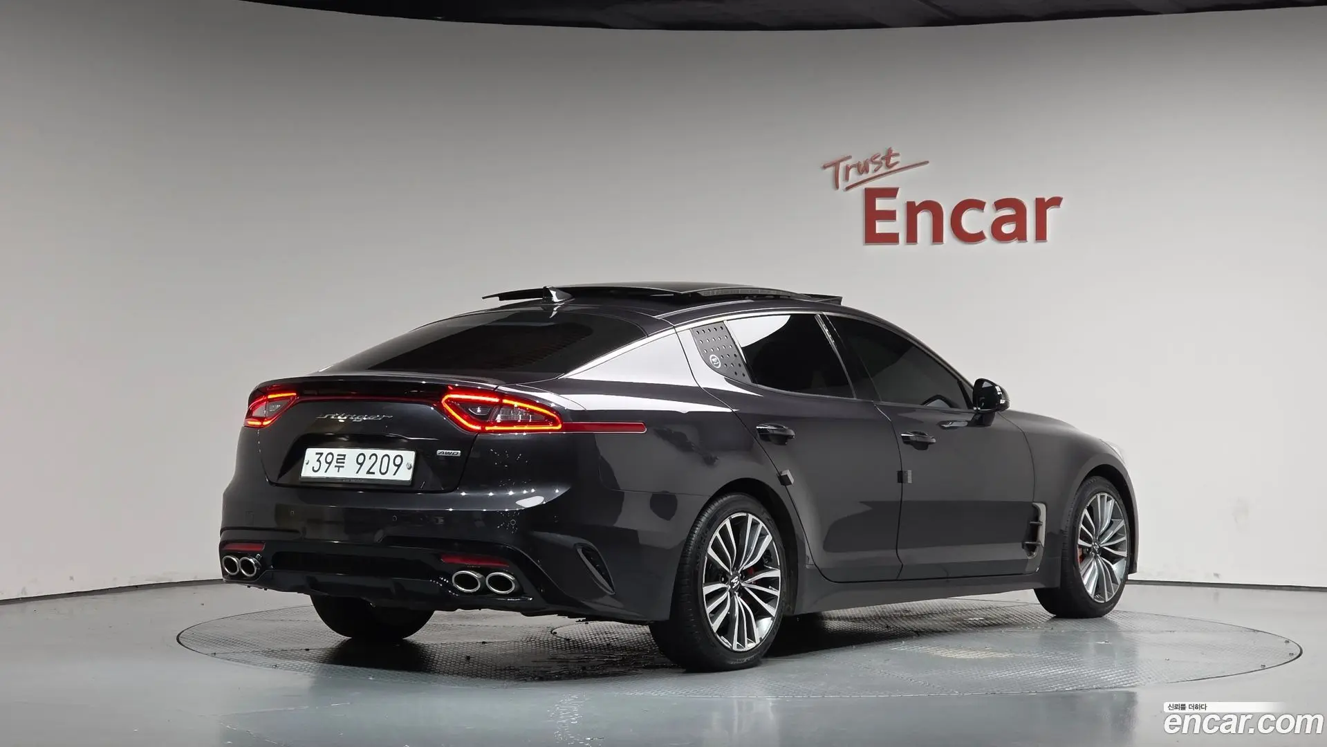 Main__Slider__Photo:Stinger Kia 2018.3-1