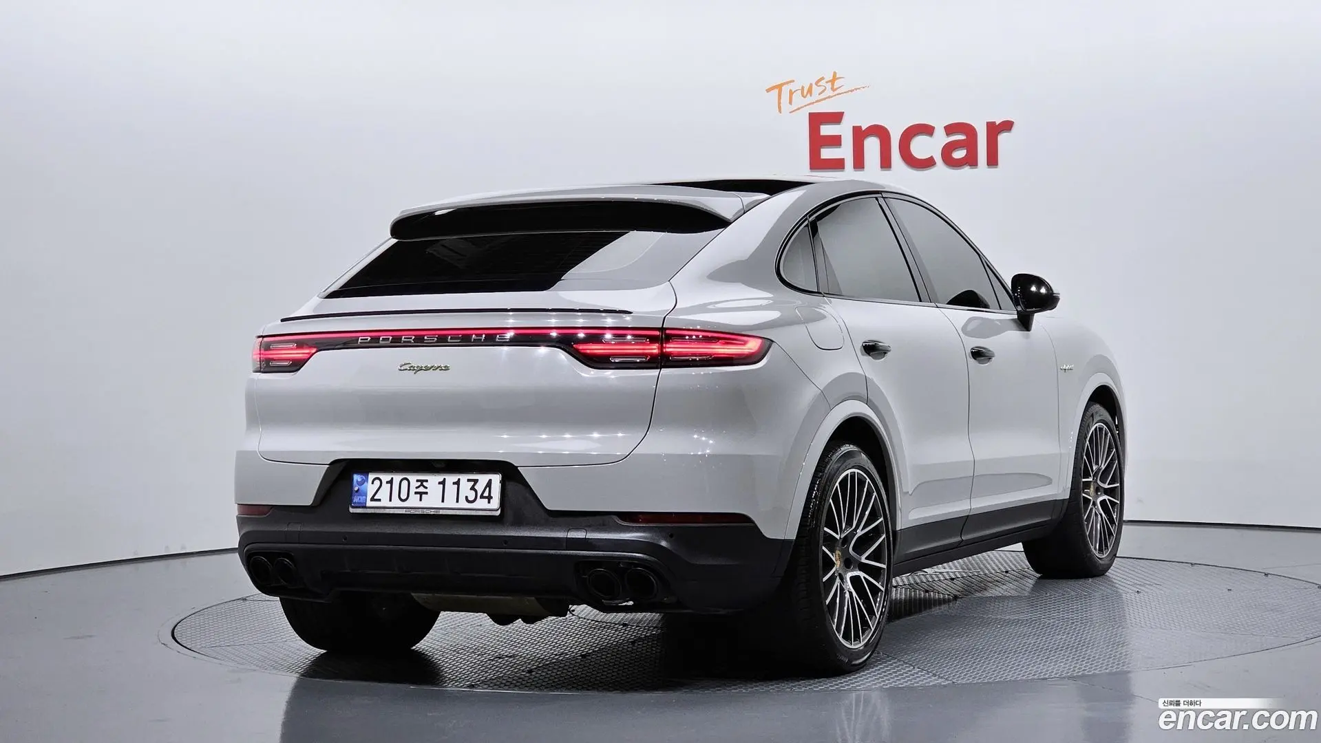 Main__Slider__Photo:Cayenne Porsche 2020.5-1