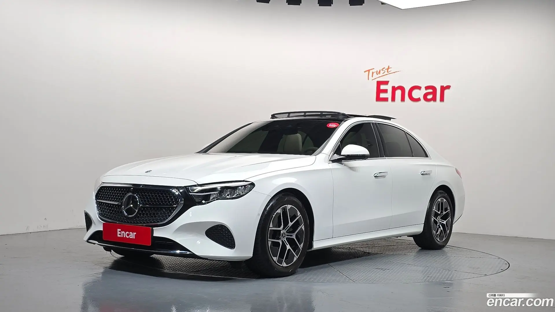 Main__Slider__Photo:E-Class Mercedes-Benz 2025.5-1