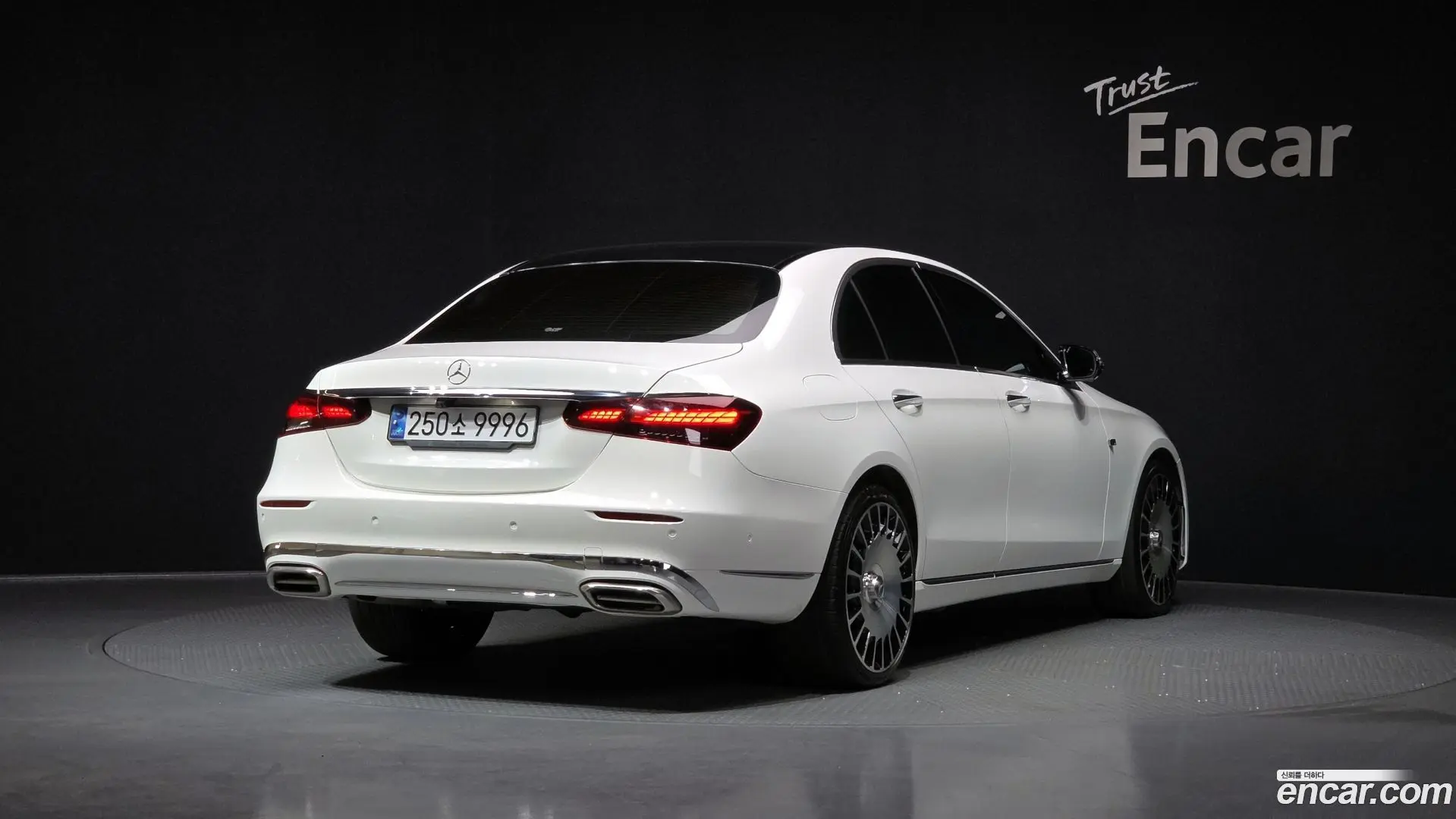Main__Slider__Photo:E-Class Mercedes-Benz 2022.7-1