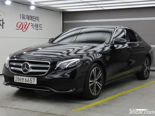 Main__Slider__Photo:E-Class Mercedes-Benz 2020.6-1