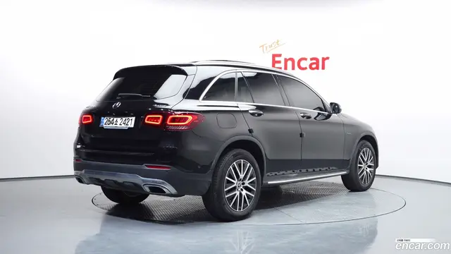 Main__Slider__Photo:GLC-Class Mercedes-Benz 2021.0-1