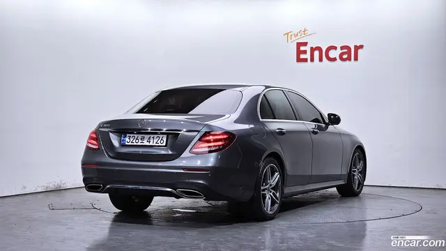 Main__Slider__Photo:E-Class Mercedes-Benz 2019.5-1