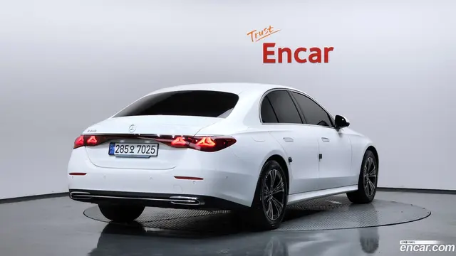 Main__Slider__Photo:E-Class Mercedes-Benz 2024.10-1