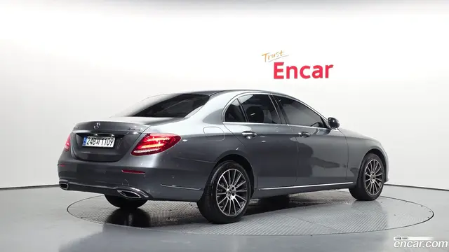 Main__Slider__Photo:E-Class Mercedes-Benz 2019.7-1