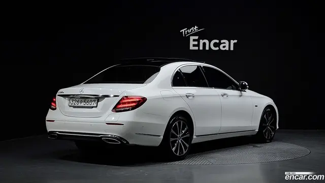Main__Slider__Photo:E-Class Mercedes-Benz 2019.11-1