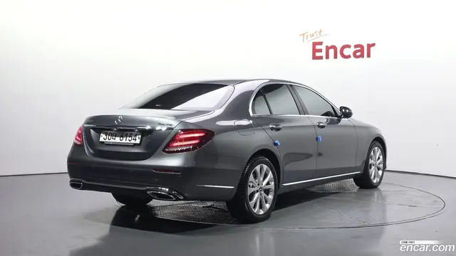 Main__Slider__Photo:E-Class Mercedes-Benz 2019.5-1