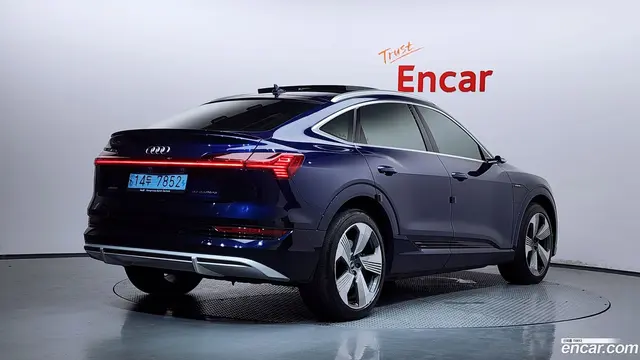 Main__Slider__Photo:e-tron Audi 2021.10-1