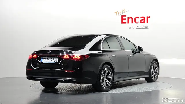 Main__Slider__Photo:E-Class Mercedes-Benz 2024.11-1