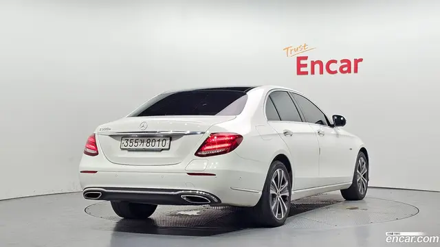 Main__Slider__Photo:E-Class Mercedes-Benz 2019.10-1