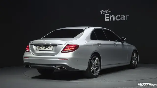 Main__Slider__Photo:E-Class Mercedes-Benz 2019.0-1