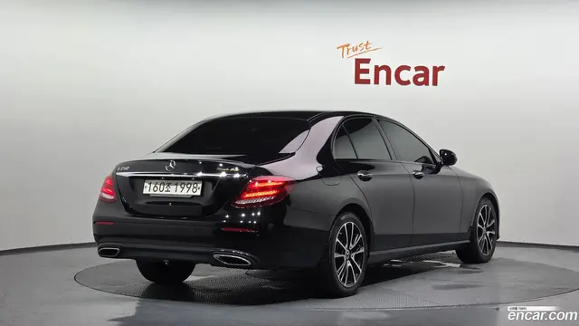Main__Slider__Photo:E-Class Mercedes-Benz 2020.5-1