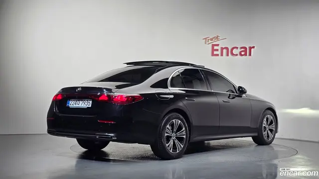Main__Slider__Photo:E-Class Mercedes-Benz 2025.10-1