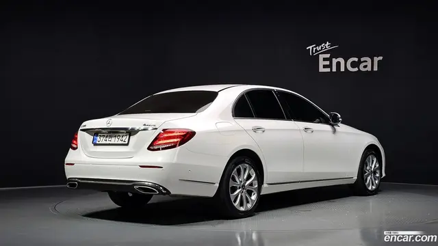 Main__Slider__Photo:E-Class Mercedes-Benz 2017.8-1