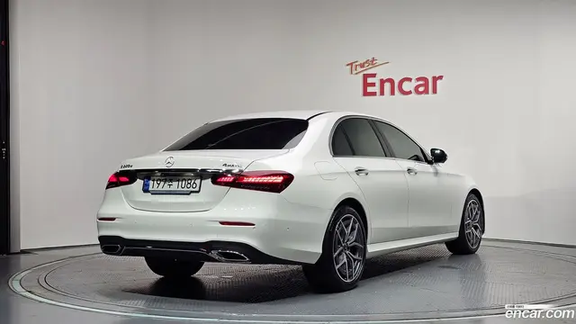 Main__Slider__Photo:E-Class Mercedes-Benz 2023.5-1