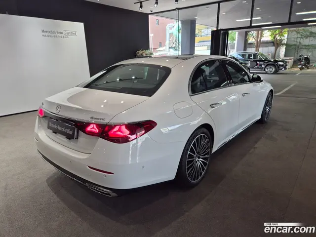 Main__Slider__Photo:E-Class Mercedes-Benz 2025.11-1