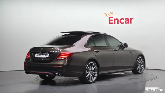 Main__Slider__Photo:E-Class Mercedes-Benz 2017.10-1