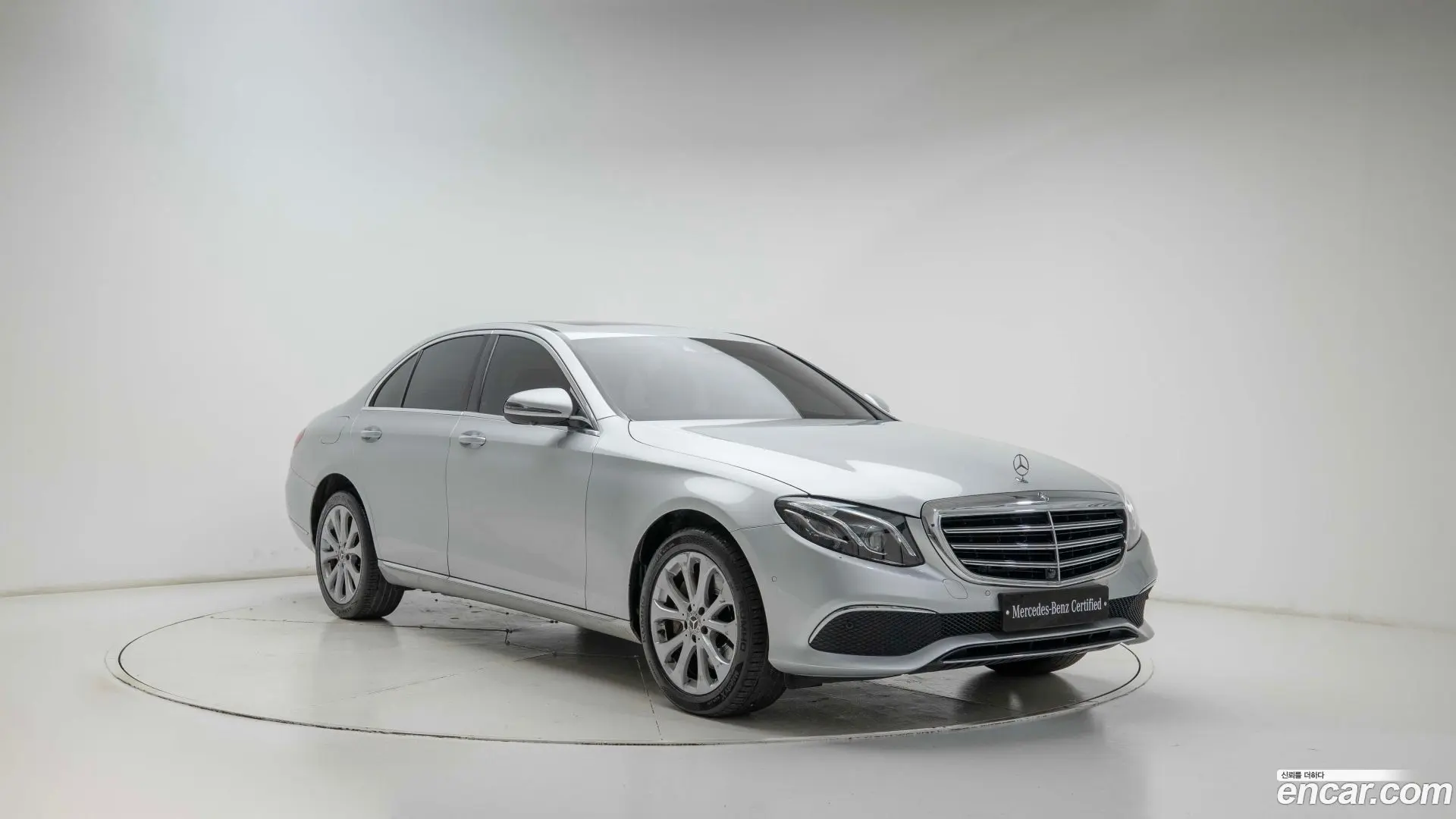 Main__Slider__Photo:E-Class Mercedes-Benz 2018.1-1