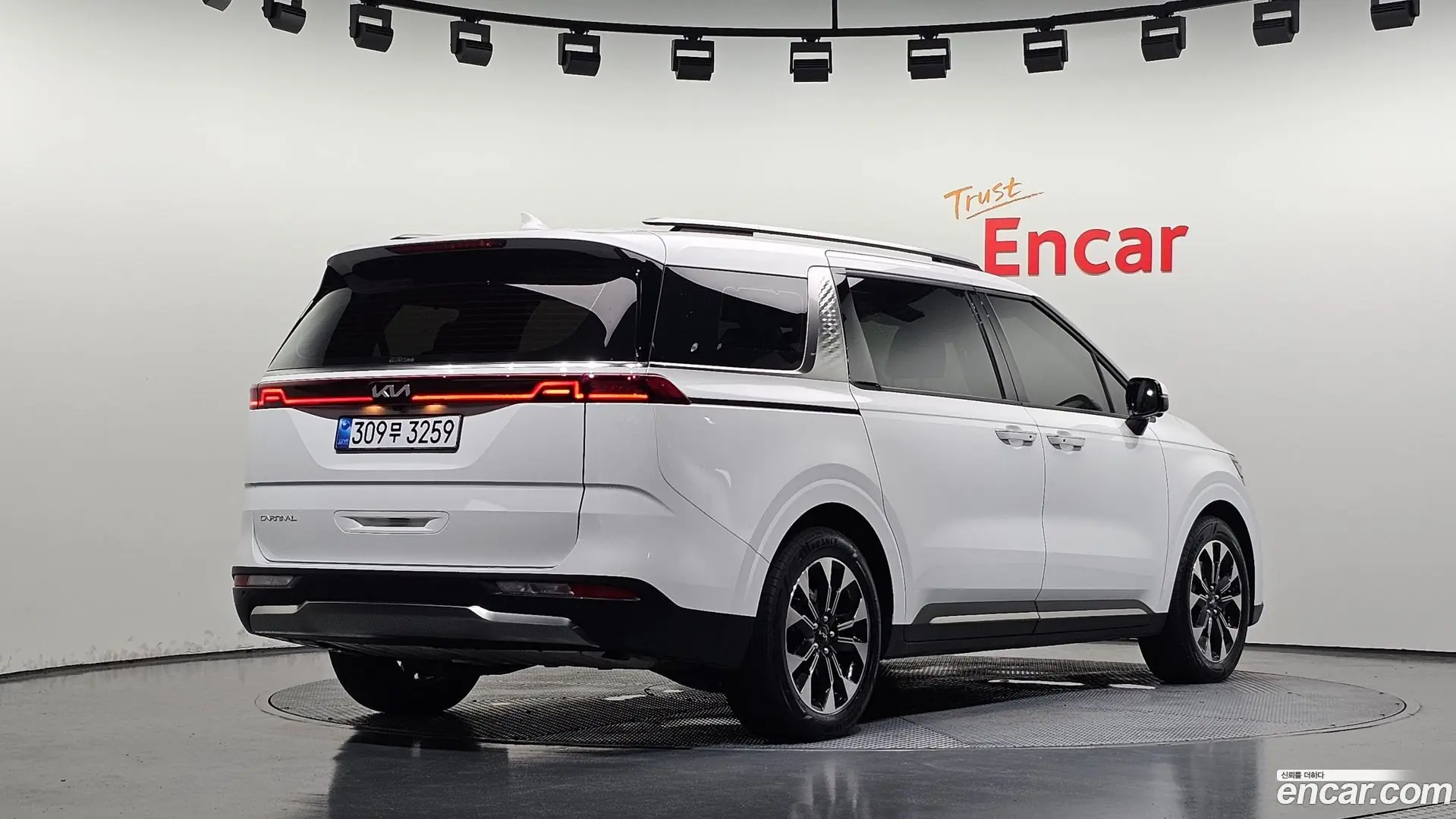 Main__Slider__Photo:Canival Kia 2023.9-1