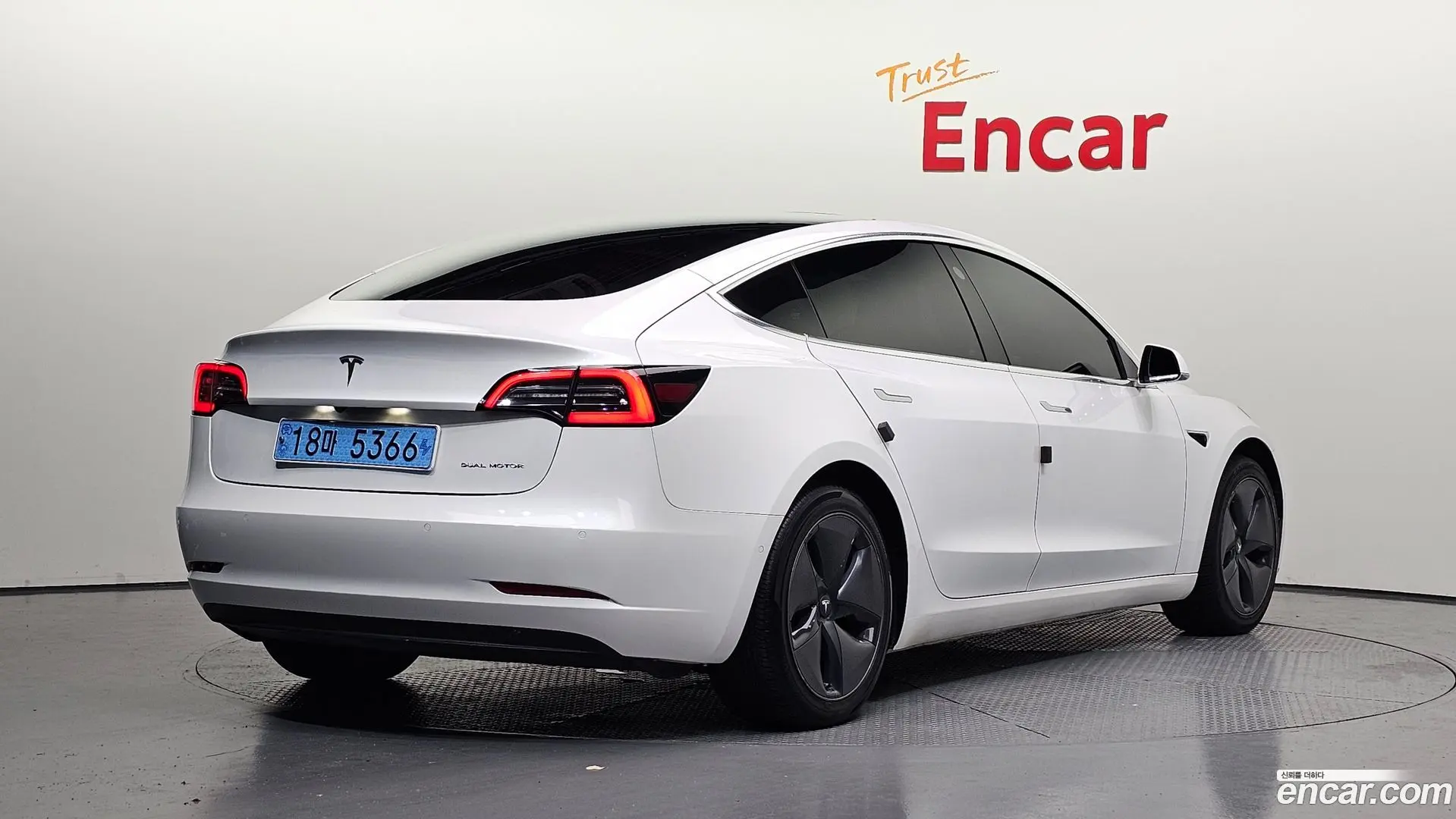 Main__Slider__Photo:Model 3 Tesla 2020.5-1