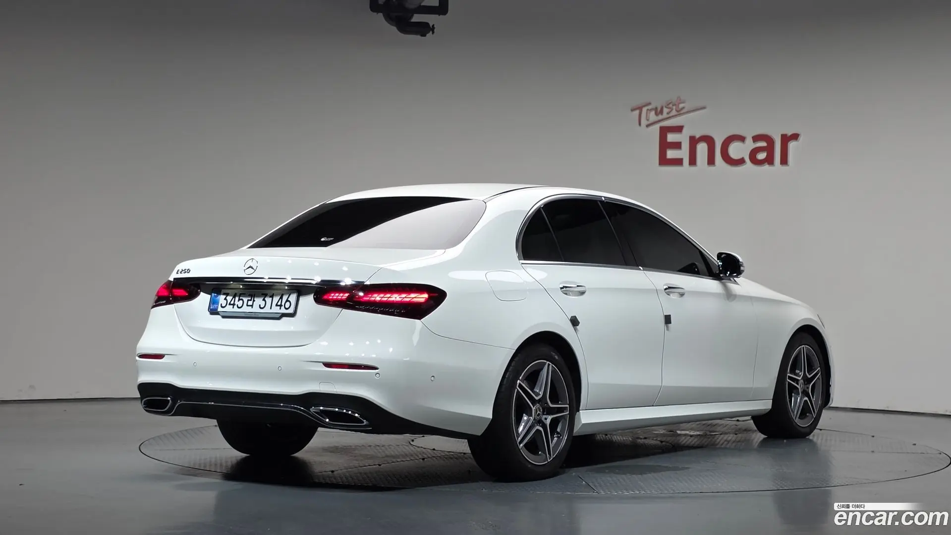 Main__Slider__Photo:E-Class Mercedes-Benz 2023.5-1