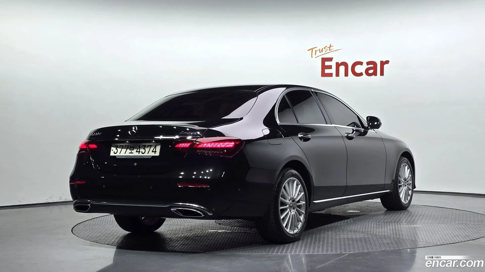 Main__Slider__Photo:E-Class Mercedes-Benz 2023.1-1