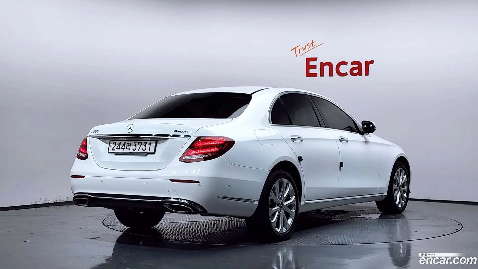 Main__Slider__Photo:E-Class Mercedes-Benz 2020.0-1