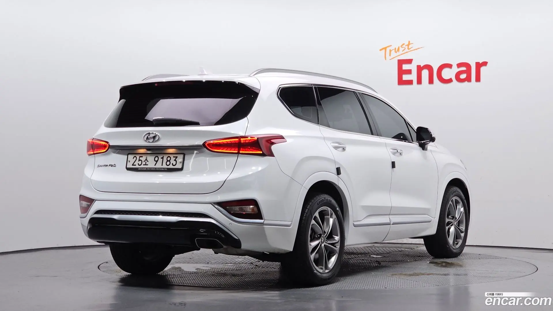 Main__Slider__Photo:Santafe Hyundai 2019.6-1