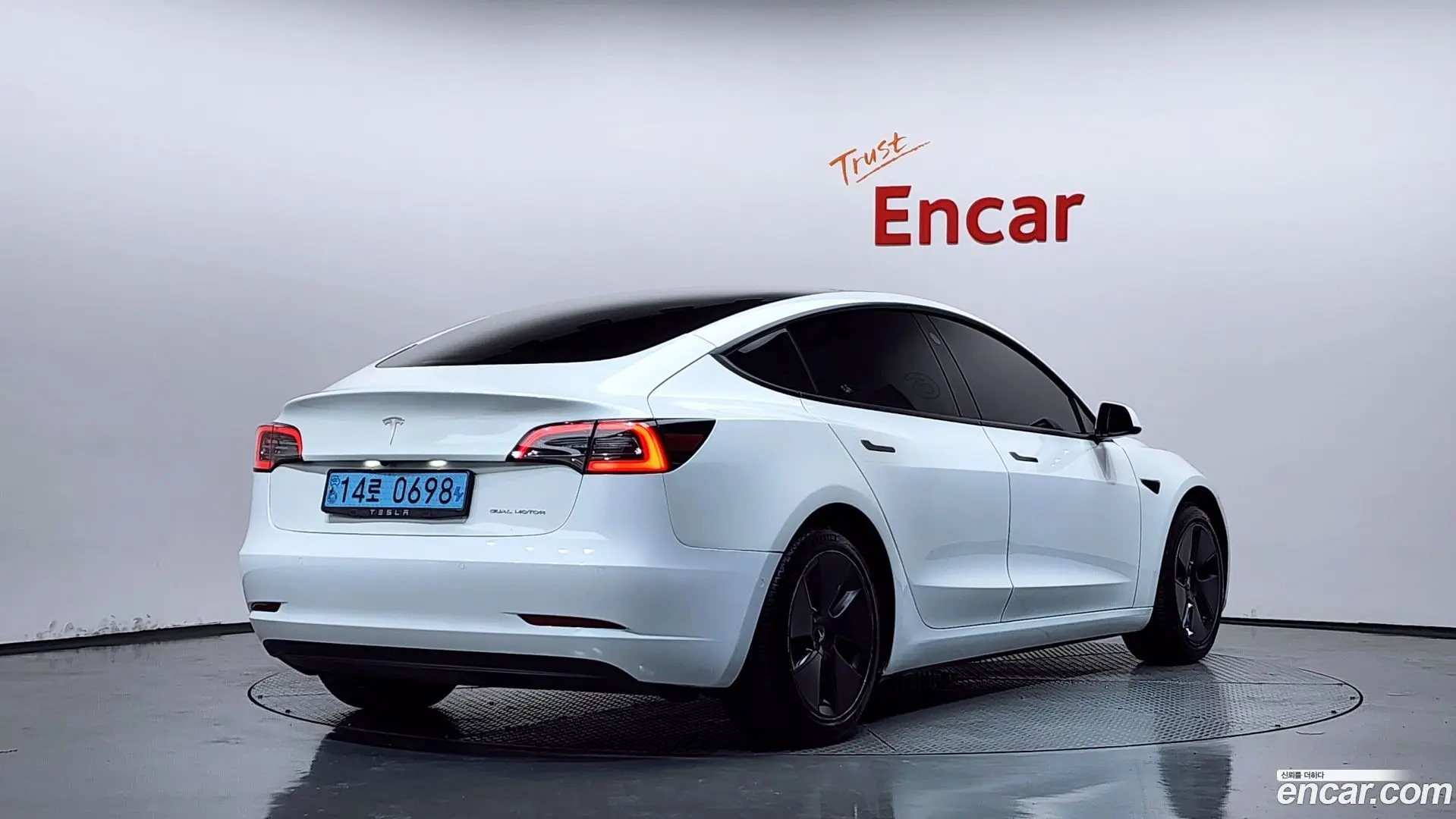 Main__Slider__Photo:Model 3 Tesla 2021.5-1
