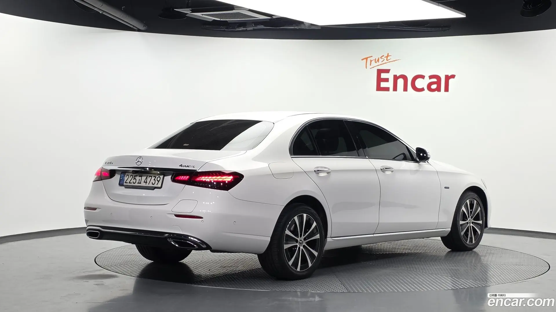 Main__Slider__Photo:E-Class Mercedes-Benz 2021.4-1