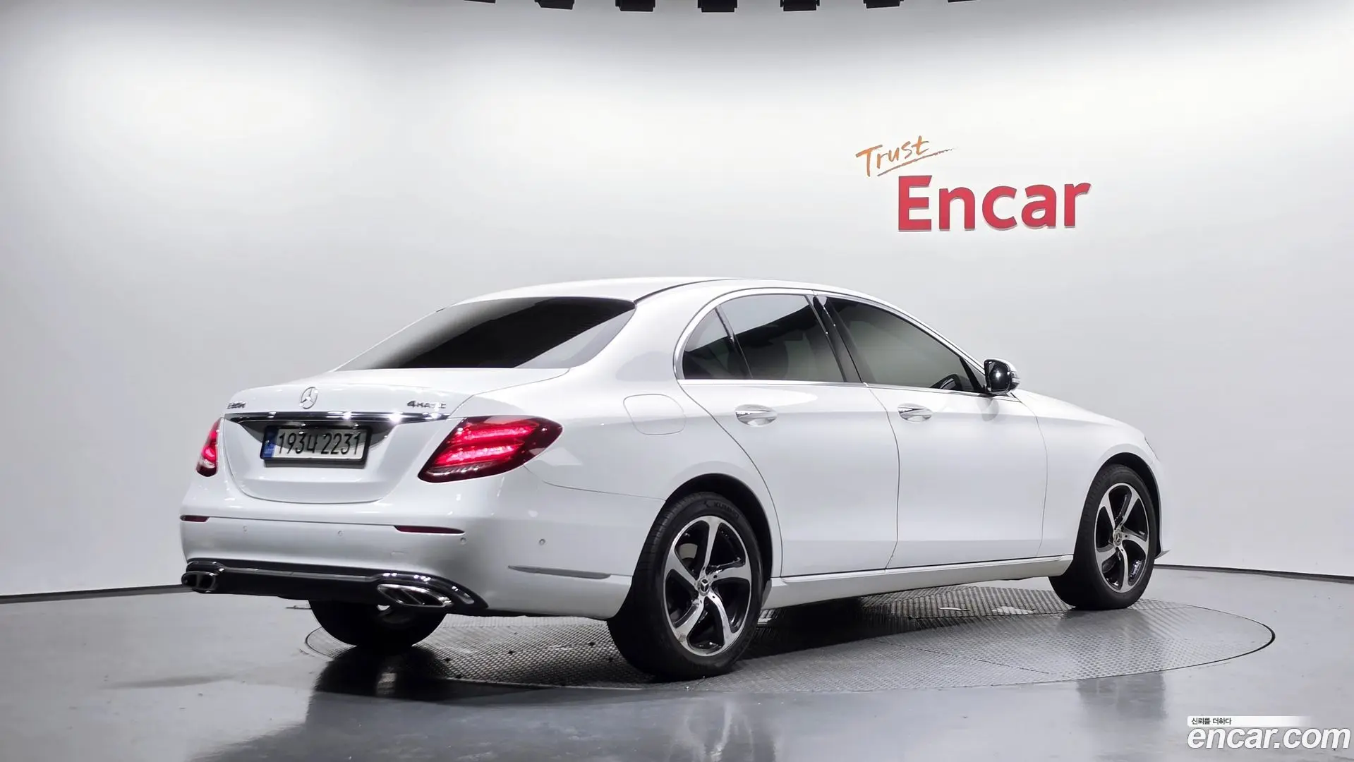 Main__Slider__Photo:E-Class Mercedes-Benz 2018.1-1