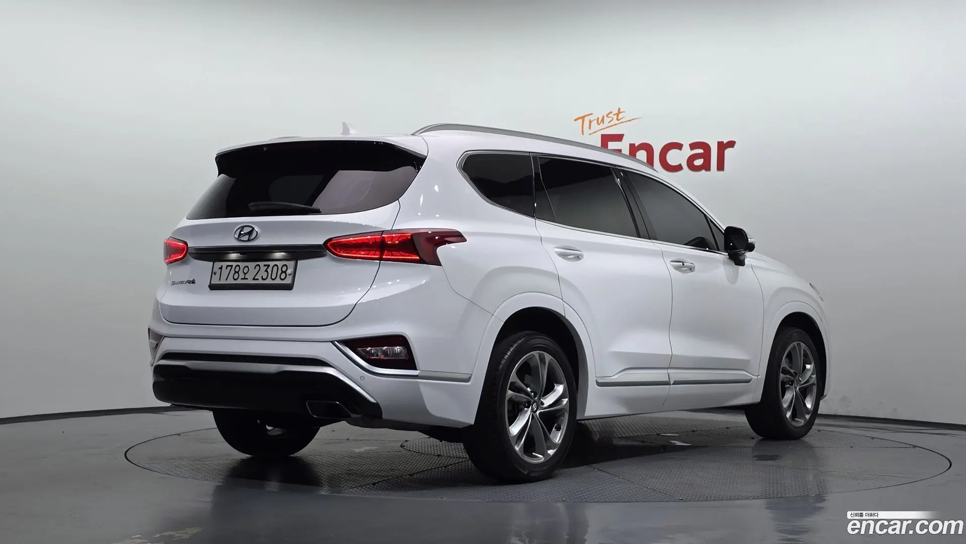 Main__Slider__Photo:Santafe Hyundai 2019.8-1