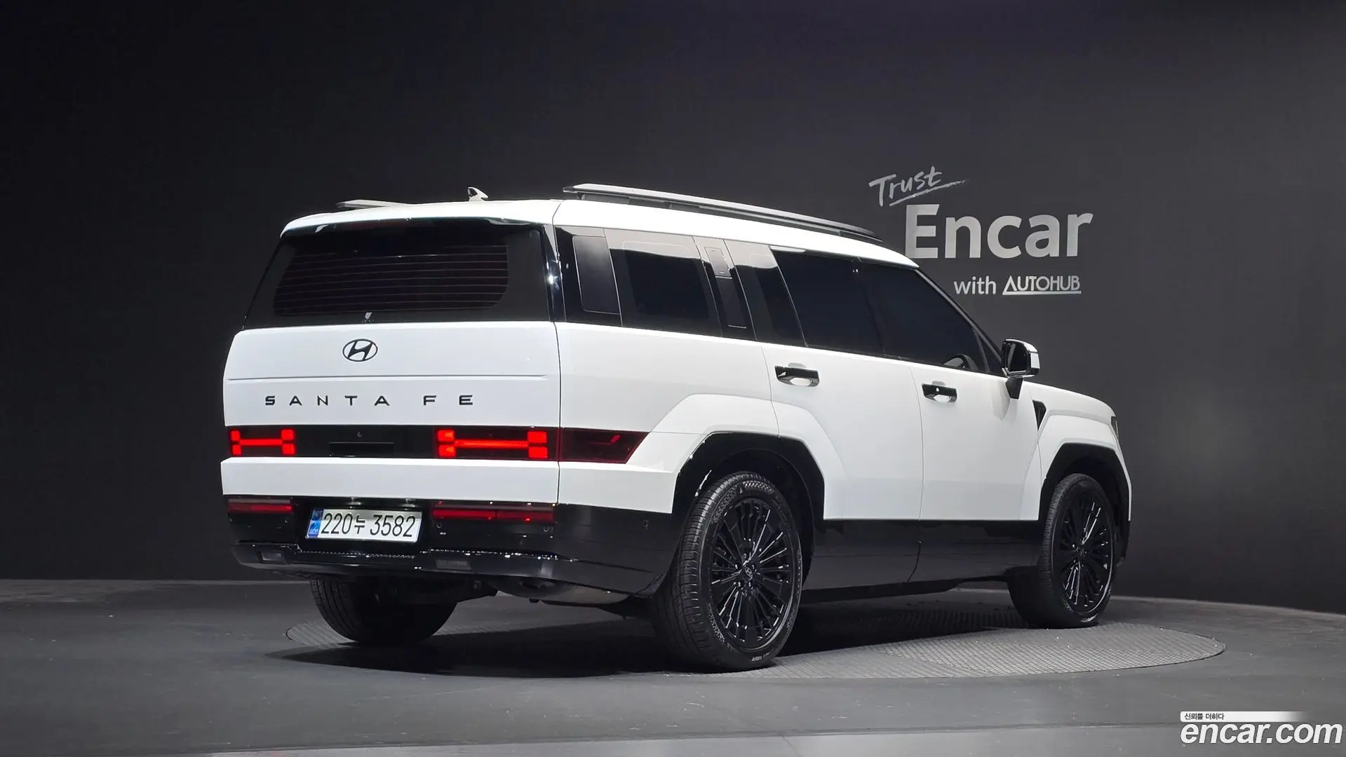 Main__Slider__Photo:Santafe Hyundai 2025.0-1