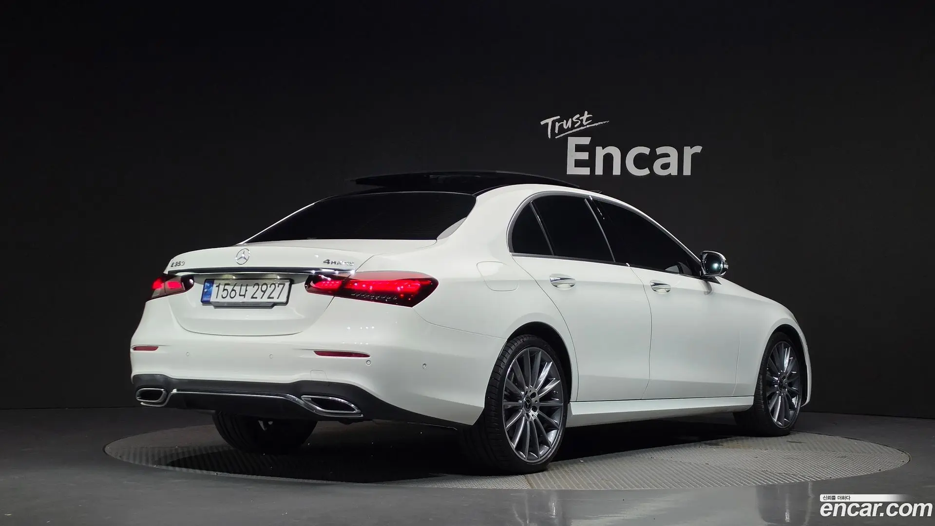 Main__Slider__Photo:E-Class Mercedes-Benz 2022.8-1