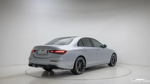 Main__Slider__Photo:E-Class Mercedes-Benz 2023.8-1