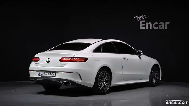 Main__Slider__Photo:E-Class Mercedes-Benz 2022.3-1