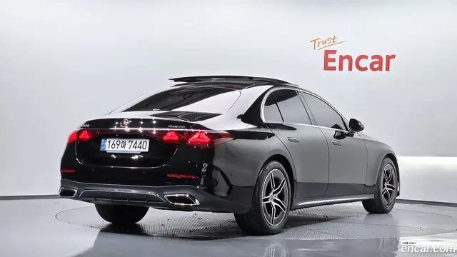 Main__Slider__Photo:E-Class Mercedes-Benz 2024.10-1
