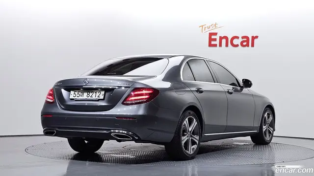 Main__Slider__Photo:E-Class Mercedes-Benz 2017.10-1